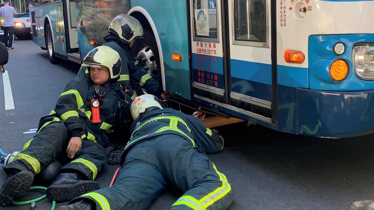 賓士突開門！騎士撞上倒地 慘捲公車輪下滿地血