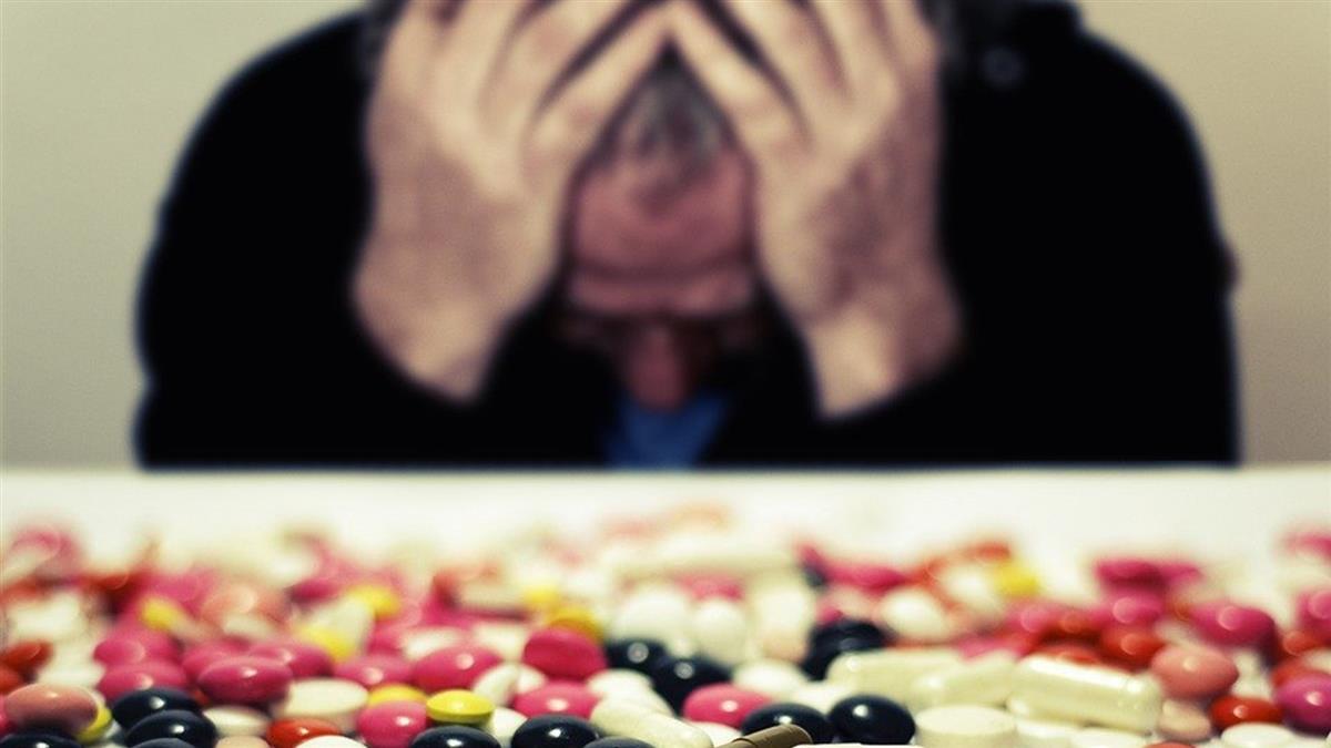 男下體發黑腫脹4小時送急診!醫曝:再晚整根沒用