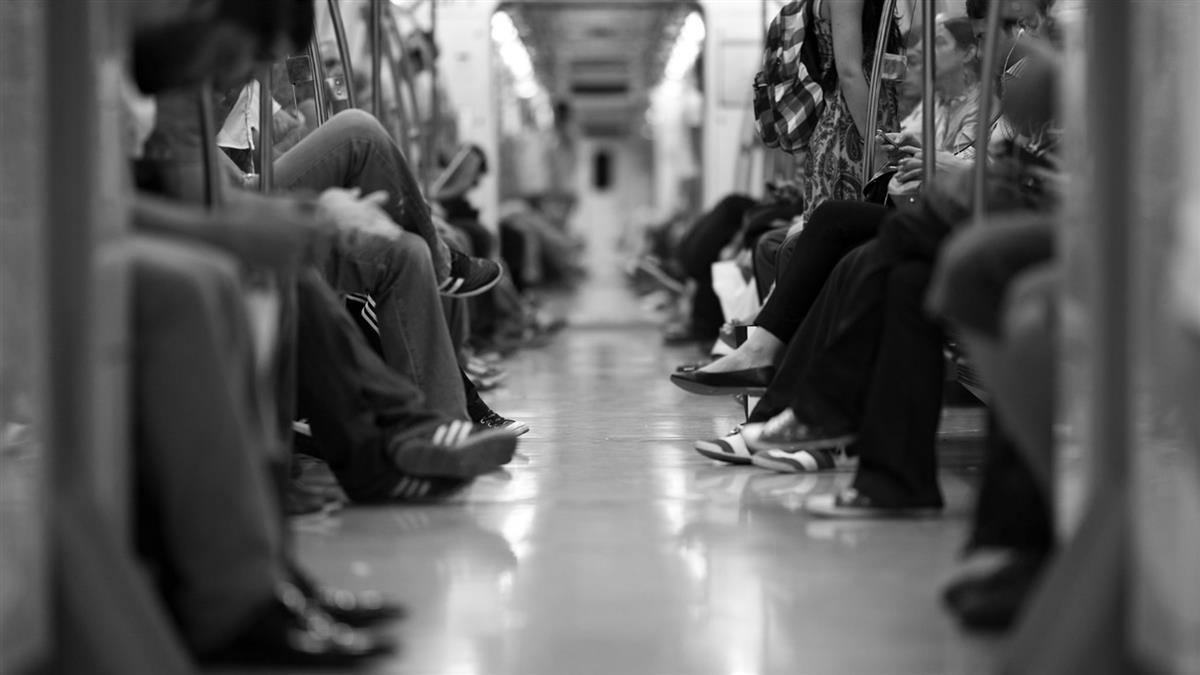捷運磨蹭女乘客!7旬翁亂噴被逮11次 下場慘了