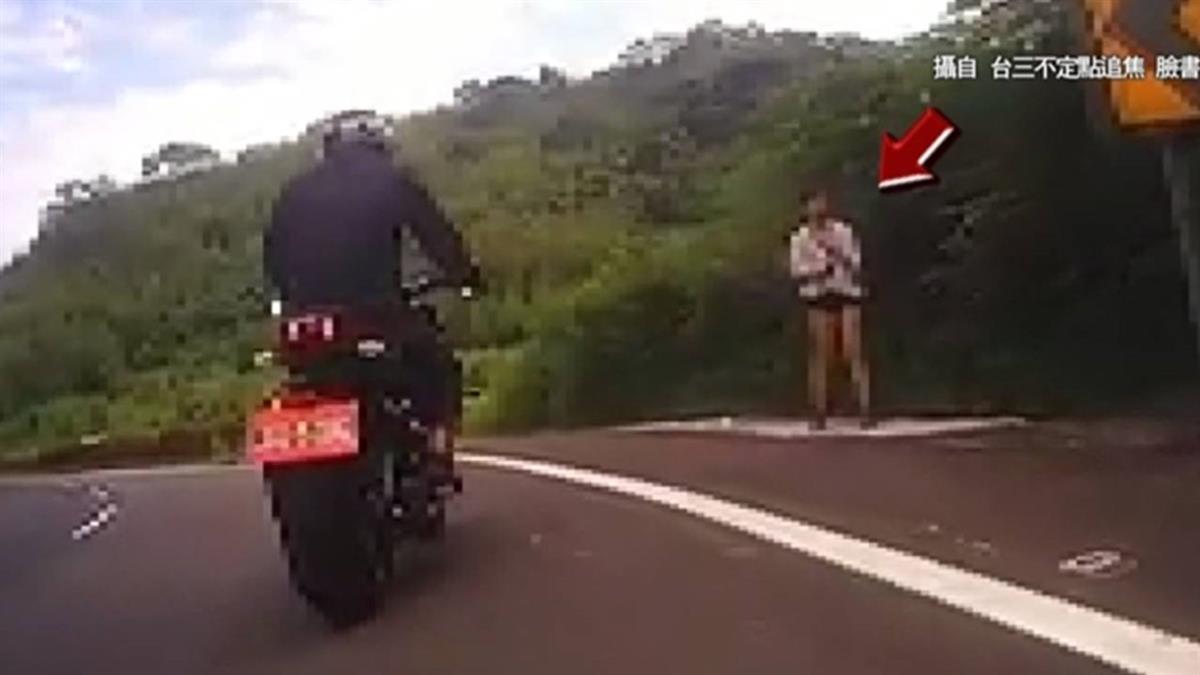 長腿辣妹站路邊 男騎士看傻了...慘摔對向車道