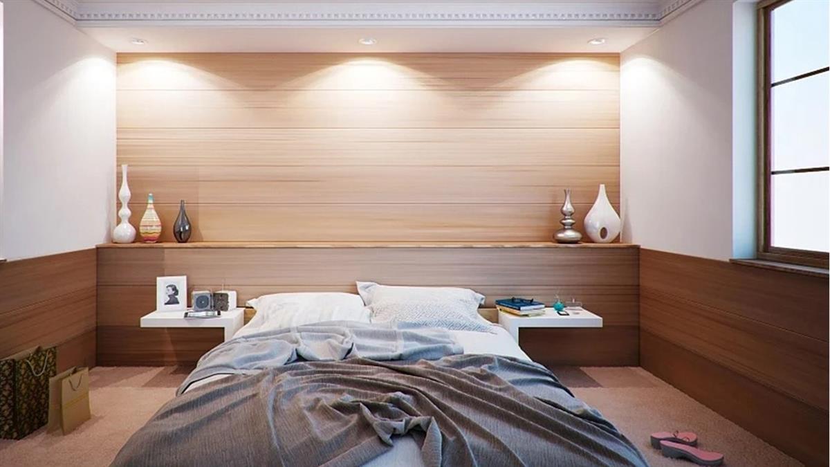 公司省出差經費 安排女下屬跟主管「同房睡」 網一看：快離職