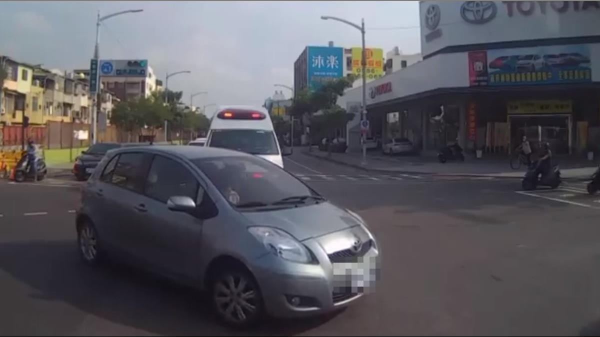 打方向燈就無敵? 馬路三寶違規左轉擋救護車 網怒嗆:自私!