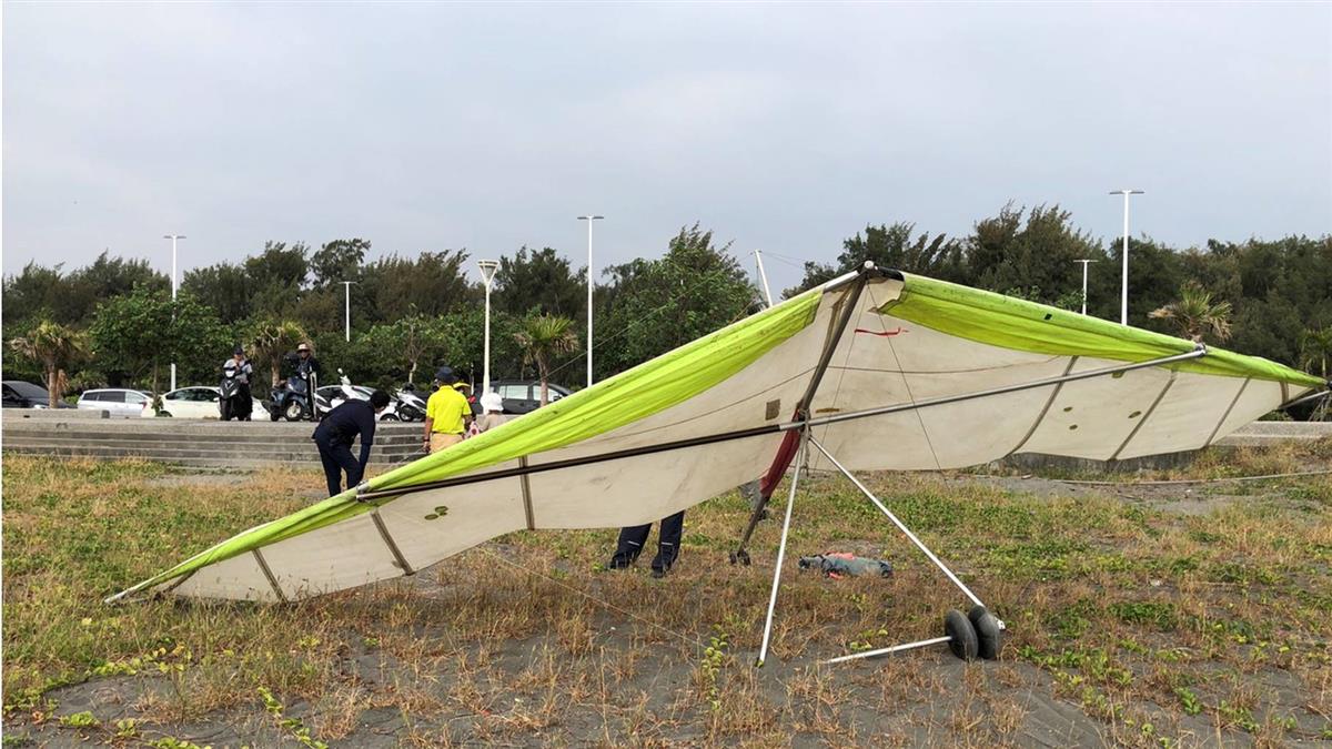快訊／旗津沙灘驚傳滑翔翼撞人！ 1遊客頭部受傷送醫