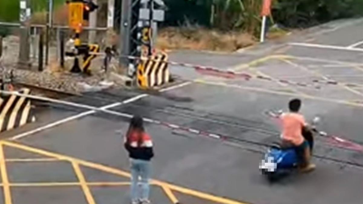 與女友吵架闖平交道!1分鐘後火車來了 負氣男下場曝