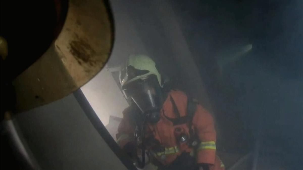 保持通話火場版！妙齡女受困 119接線員電話教學救命