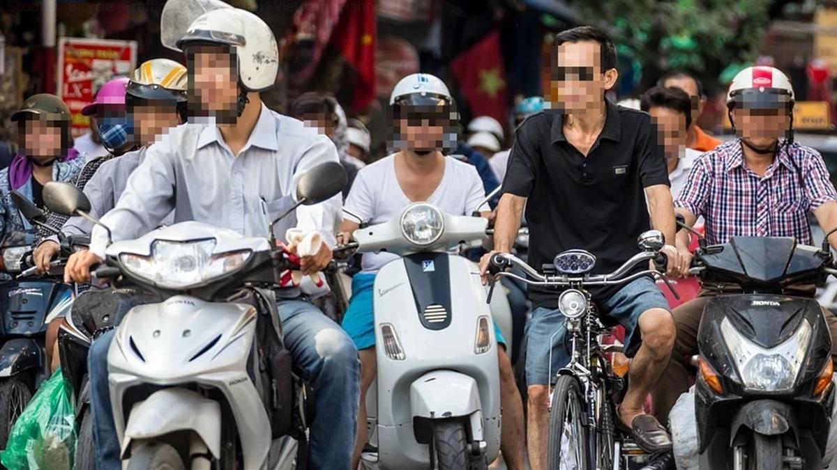 「騎車吃三明治」被罰1.2萬!他不服上訴獲判免罰原因曝