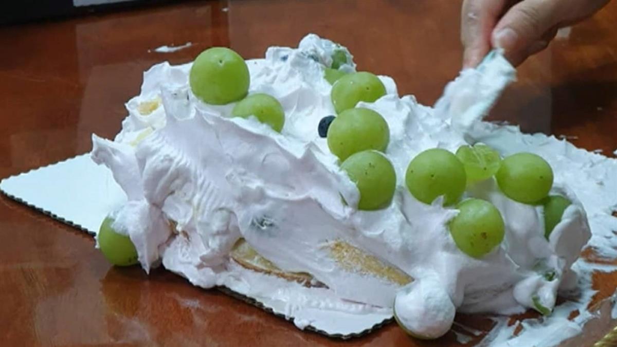 獨／1400元蛋糕出水「硬到像粿」 投訴卻反遭肉搜