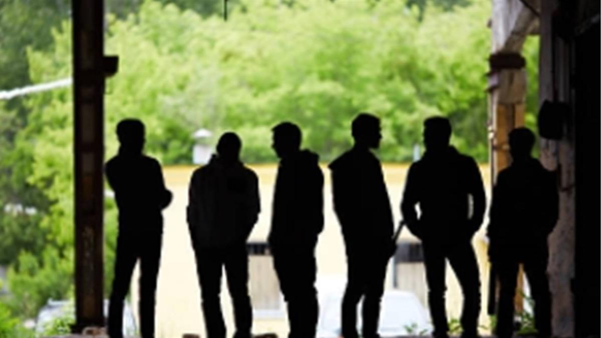 國中8+9同學過得怎樣？網揭超羨慕真相：老婆超辣開名車