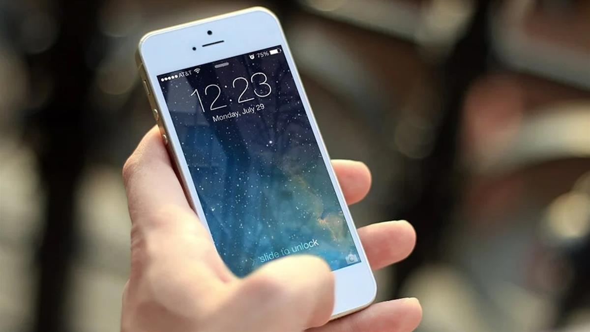 停紅燈滑手機10秒！她拒攔查收萬元罰單 結局反轉