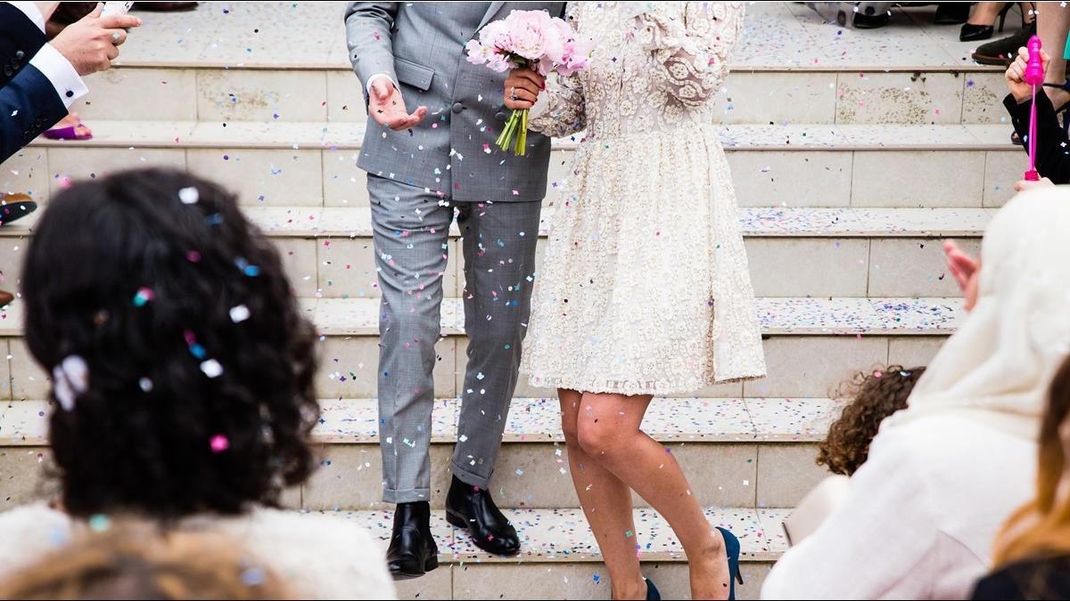 結婚被逼踩瓦片 新郎傻眼「我也要」? 媒婆堅持:是習俗!