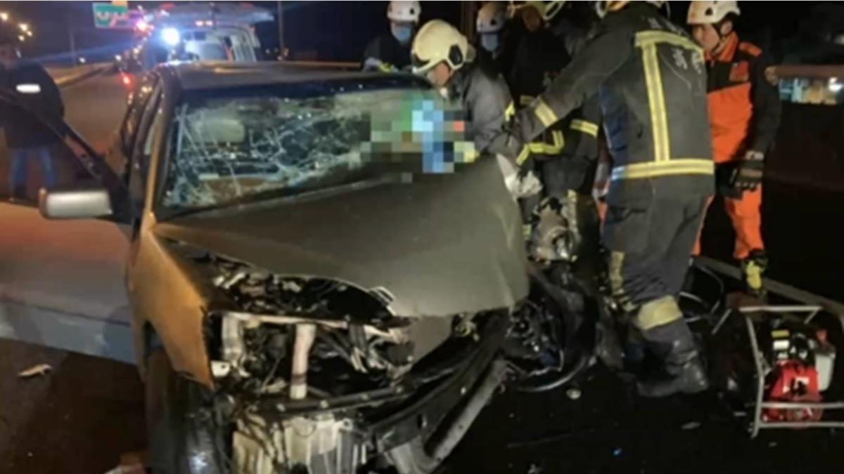 國五自撞車禍 駕駛雙腳嚴重骨折一度受困