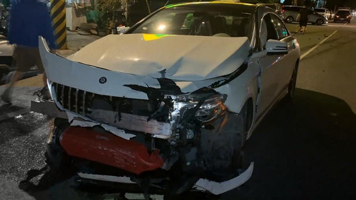 轎車轉彎遭賓士車撞飛 駕駛困車上頸椎受傷