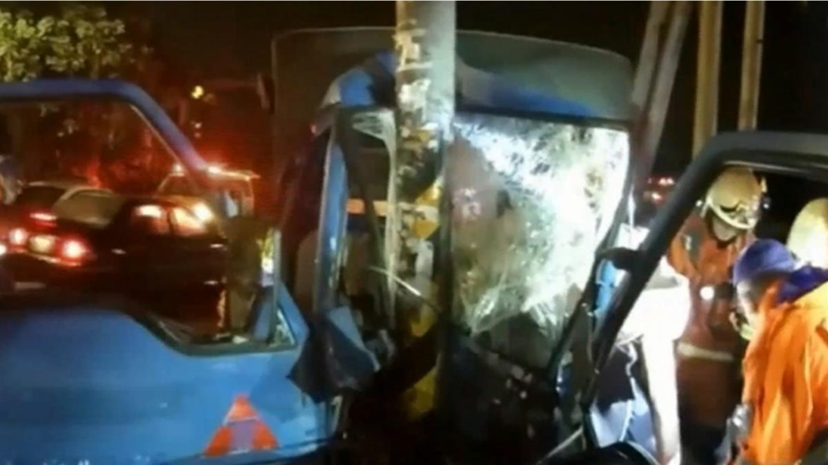 偷車賊關車燈自撞桿 卡在車上哀號求警救命