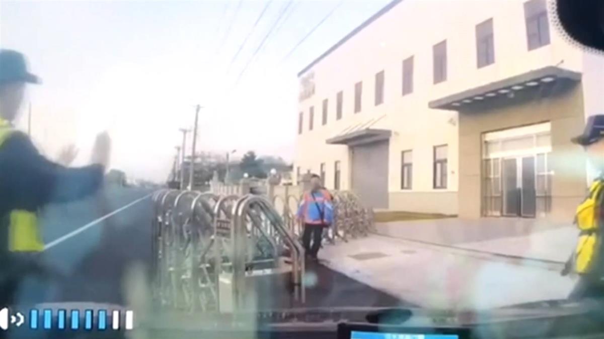 寒流+強風狂吹！雲林工廠大鐵捲門 遭拆毀飛馬路
