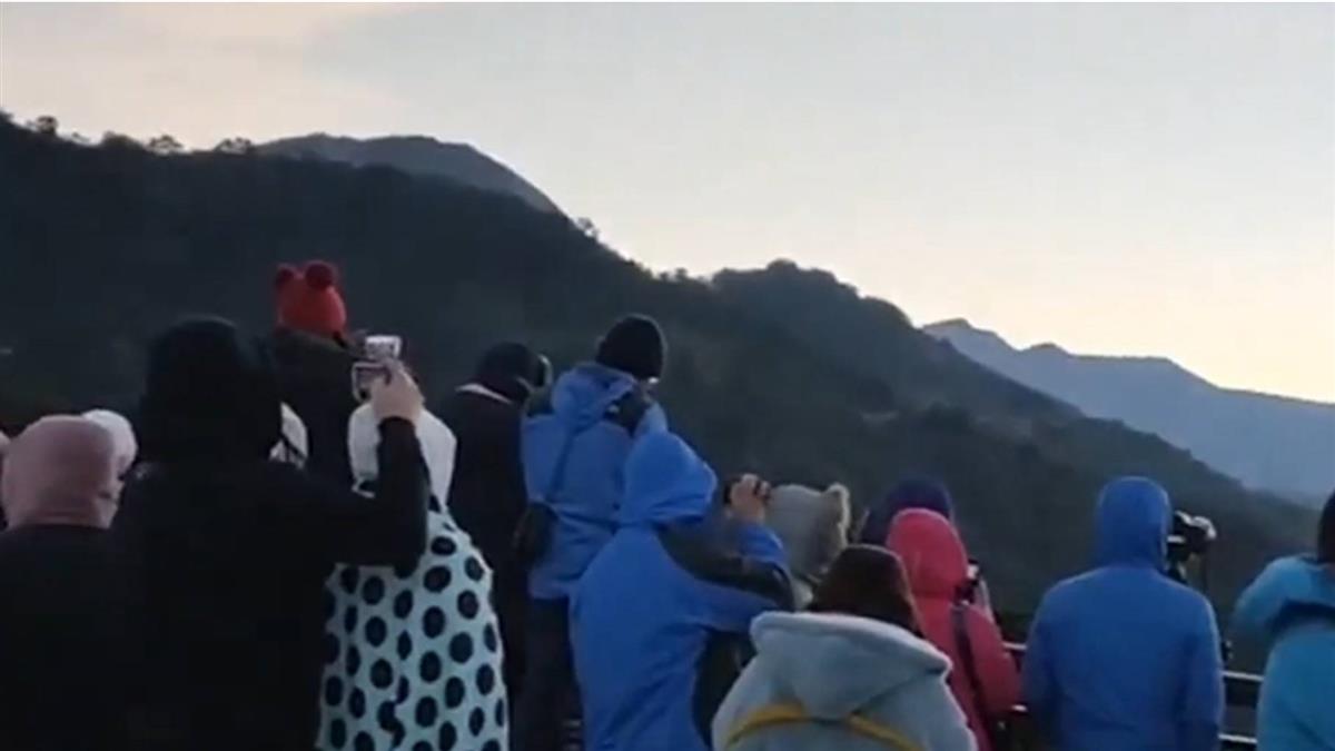 搶看新年曙光！人潮、車潮塞爆「武嶺停車場」