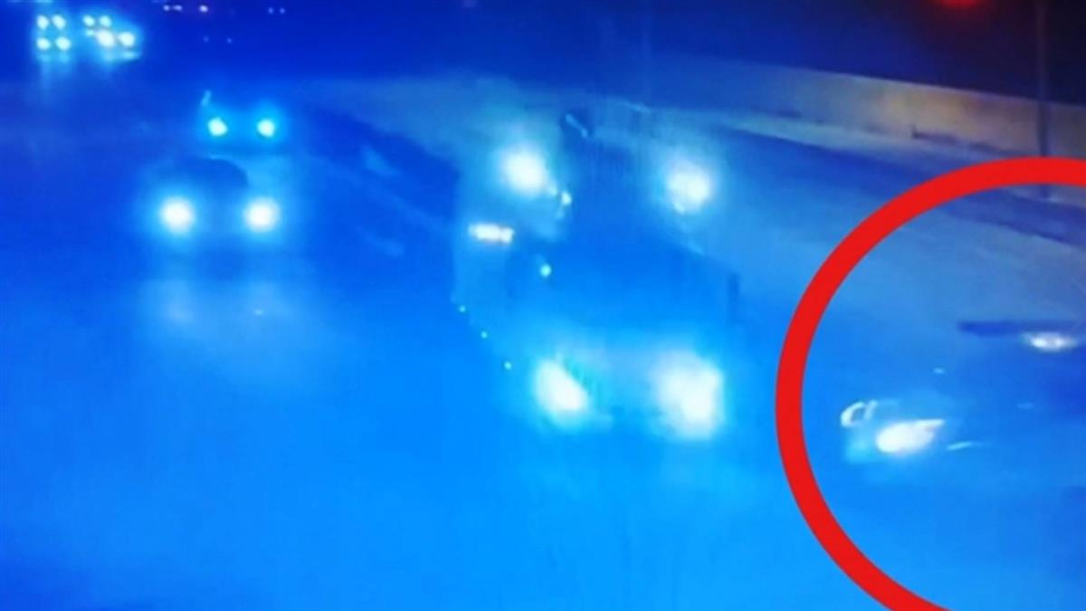 大賣場送貨員跨年夜急送貨 闖紅燈肇事釀翻覆