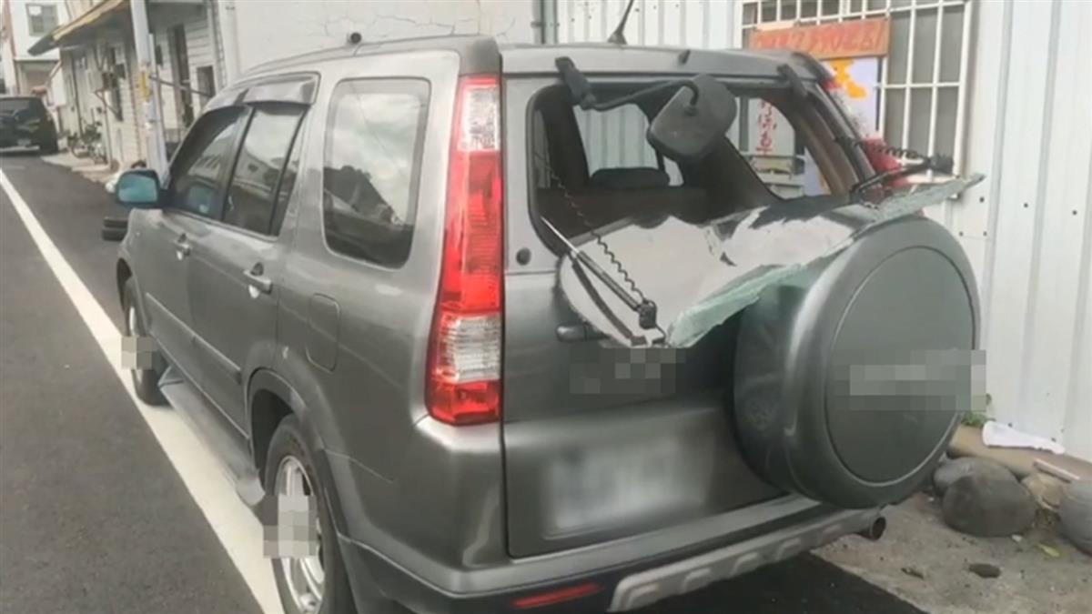 演唱會人潮亂象？疑觀眾亂砸車移住戶機車丟路上