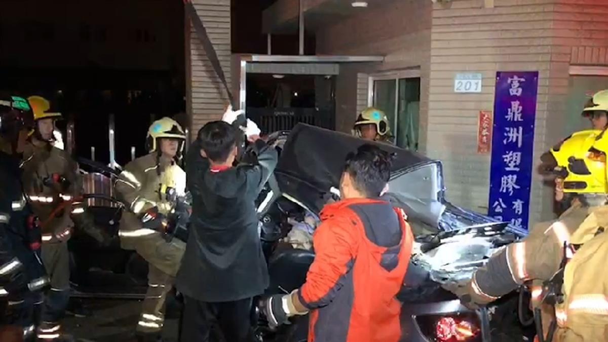 台江大道自撞6人全亡！轎車折成ㄑ字 90度甩尾原因找到了