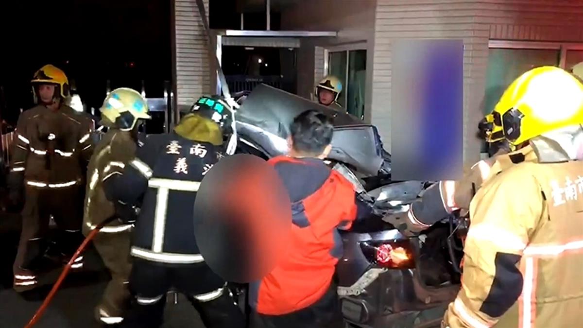 自小客疑飆速失控 180度甩尾撞工廠 6人全身亡