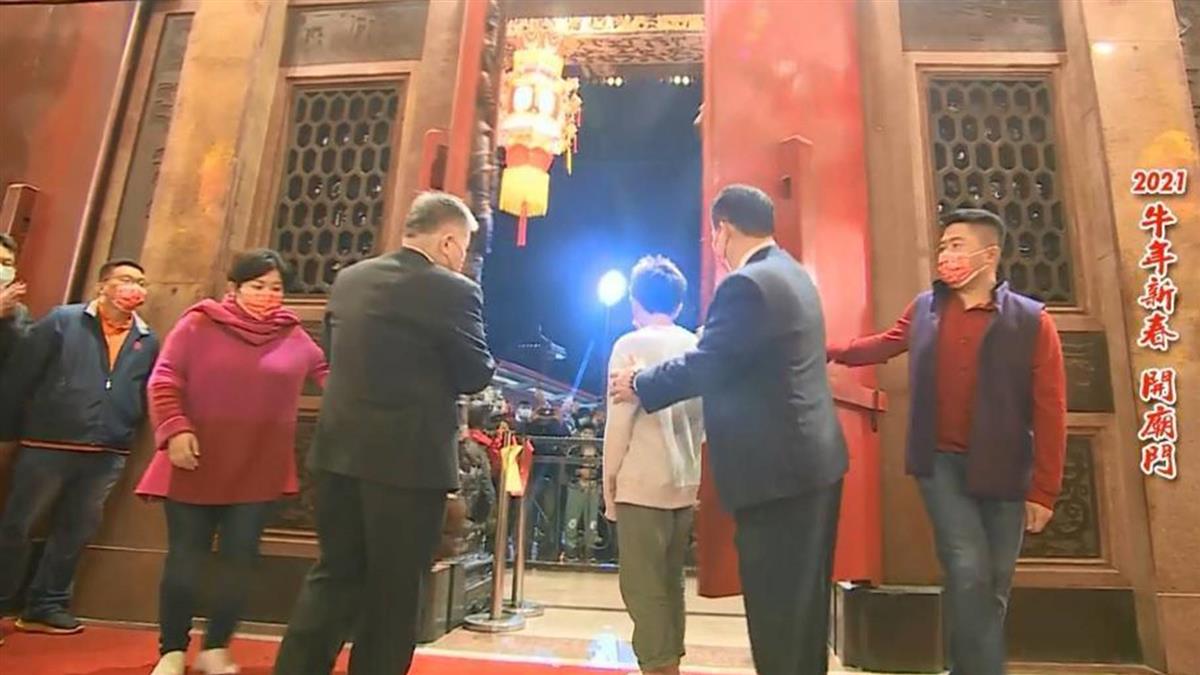 史上最悠哉!她到鎮瀾宮淡定參拜 竟意外搶到頭香