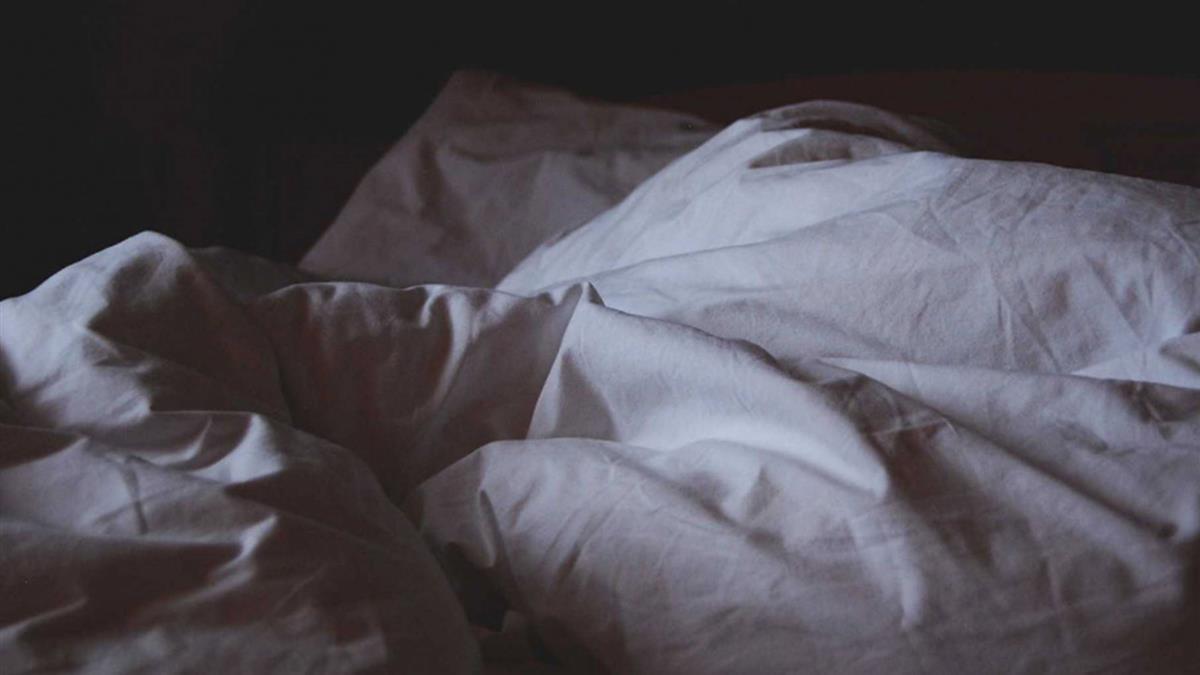 洗完澡「滑充電中iPad」 女老師觸電身亡...房內瀰漫屍臭