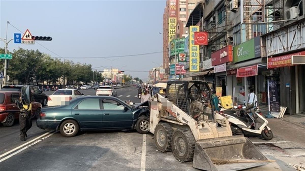 快訊/高雄男開車恍神撞小山貓 往前嚕又波及2車...慘況曝
