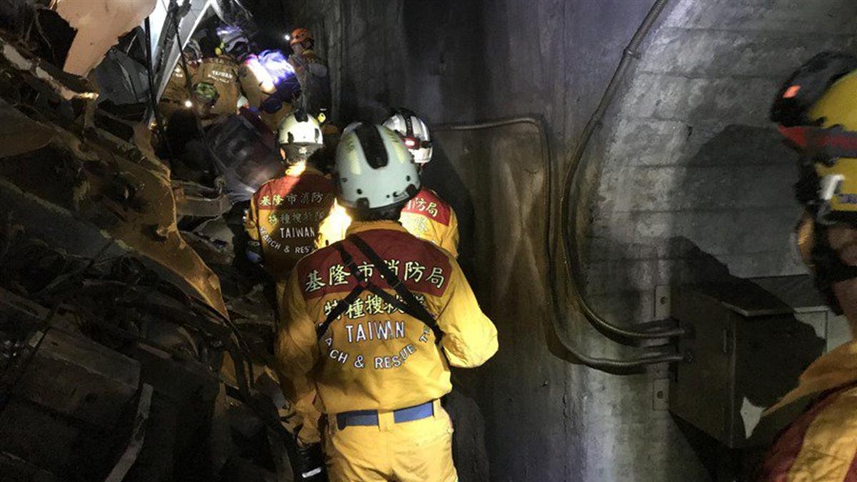 還有遺體卡在第6節車廂  救難員放冰塊冰敷：是成年男性