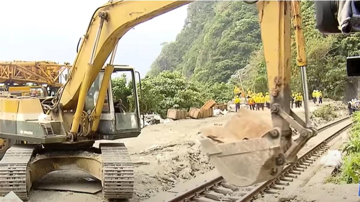 列車撞擊後隧道內部受損 結構技師緊盯憂坍塌