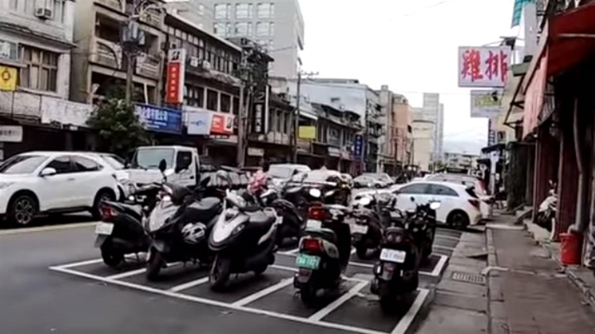 機車格並排占據半個車道 大路變小巷險象環生