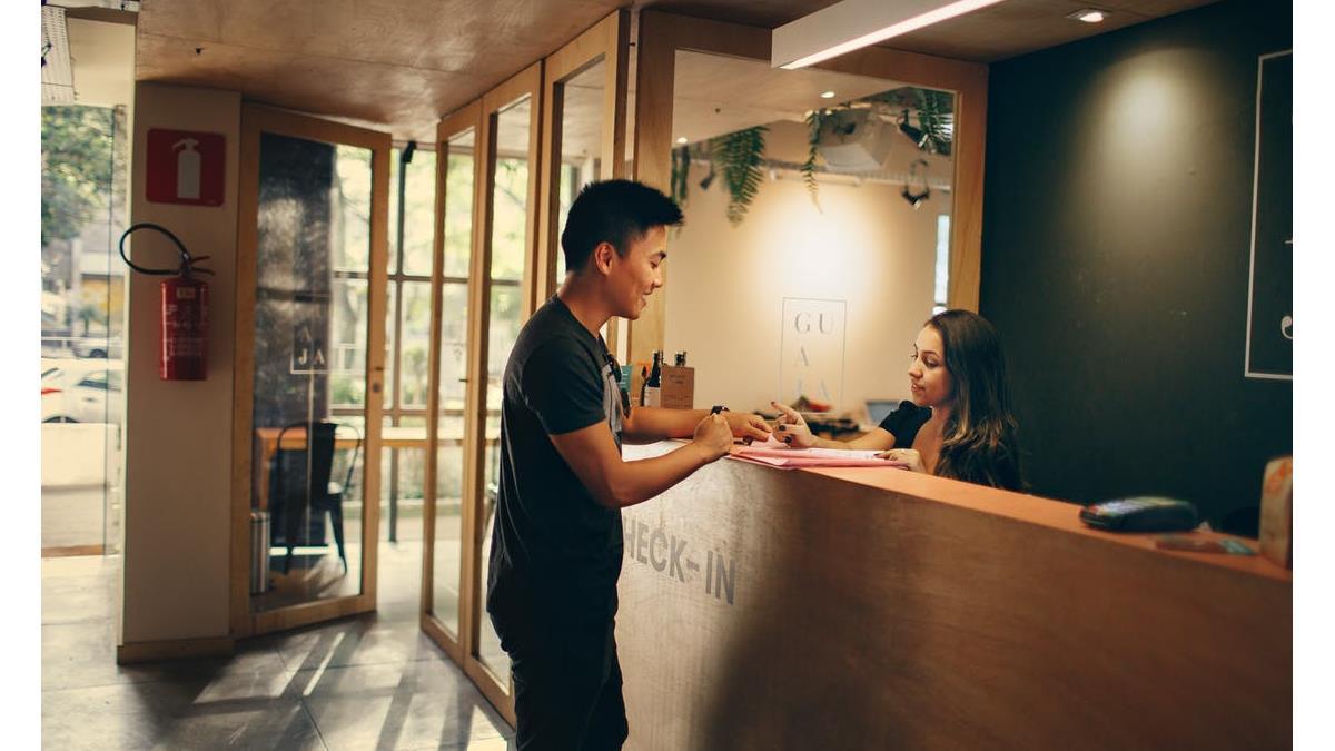 飯店櫃檯職缺要求通英日語 薪資曝光網大驚:也太低