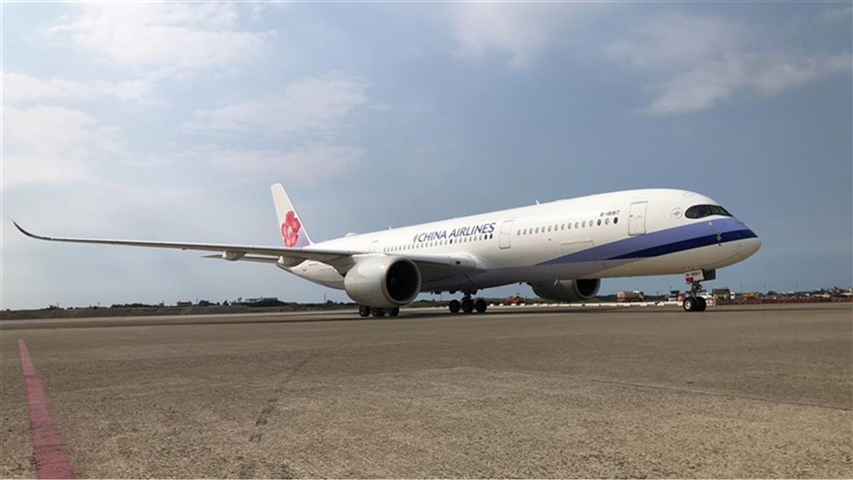 台灣自購AZ疫苗  62.6萬劑運抵桃園國際機場