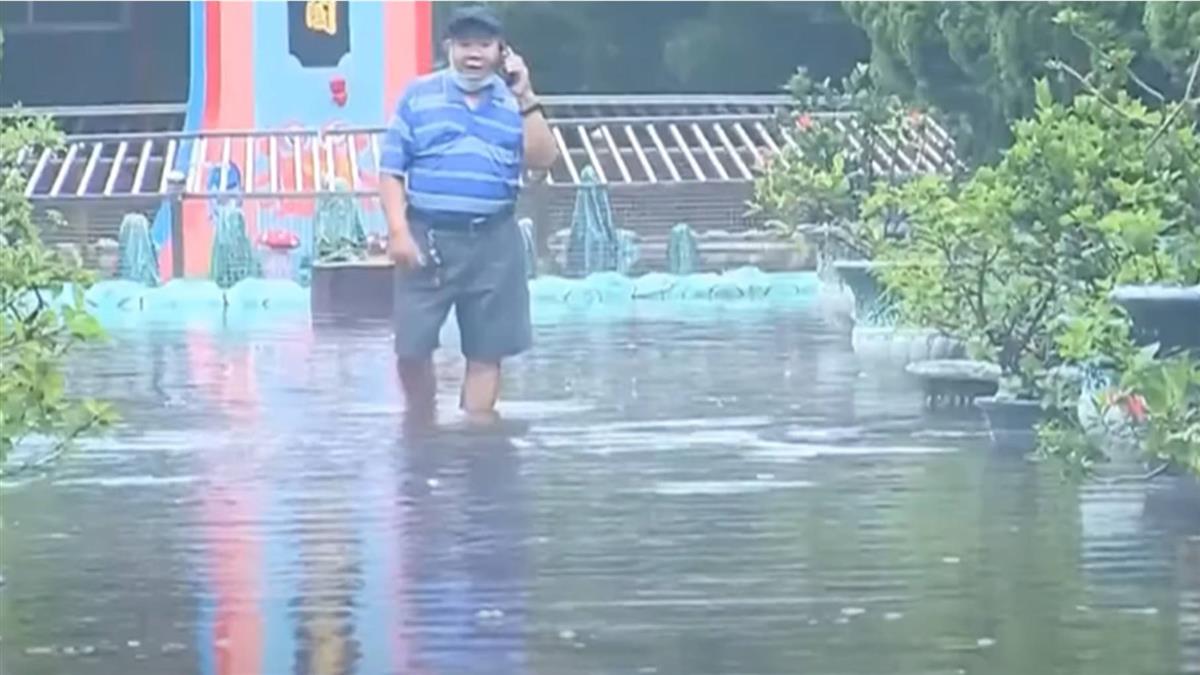四湖鄉崙南村積水難退 馬路變水路淹小腿高