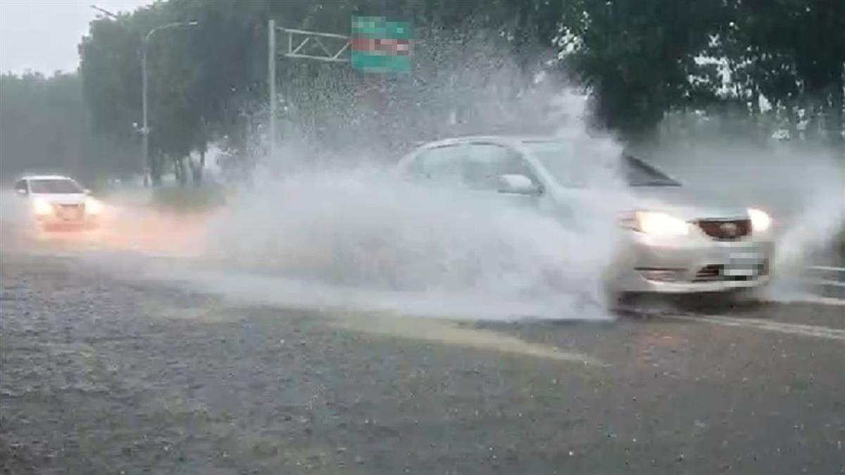 快訊／豪雨狂炸！高雄晚間宣布：這3區明停班課