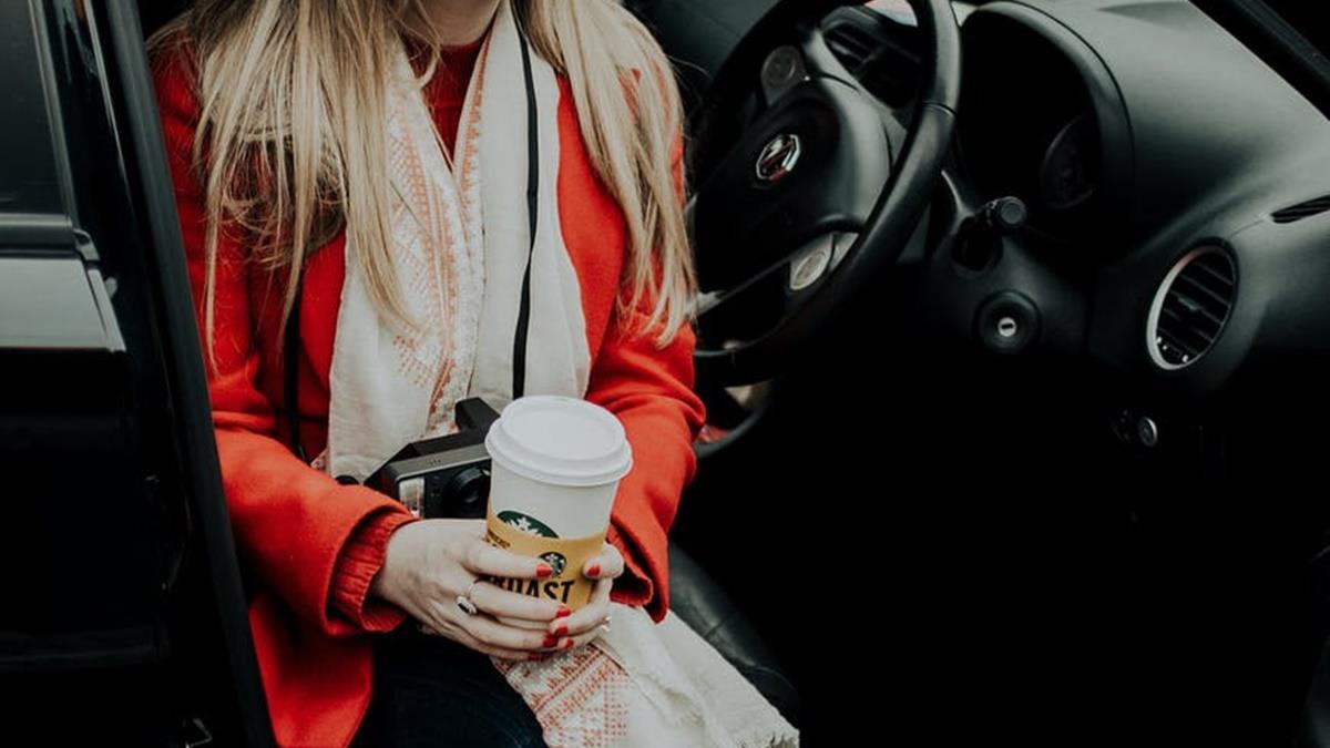 咖啡灑到超跑椅被趕下車!女崩潰討拍:原來是用租的