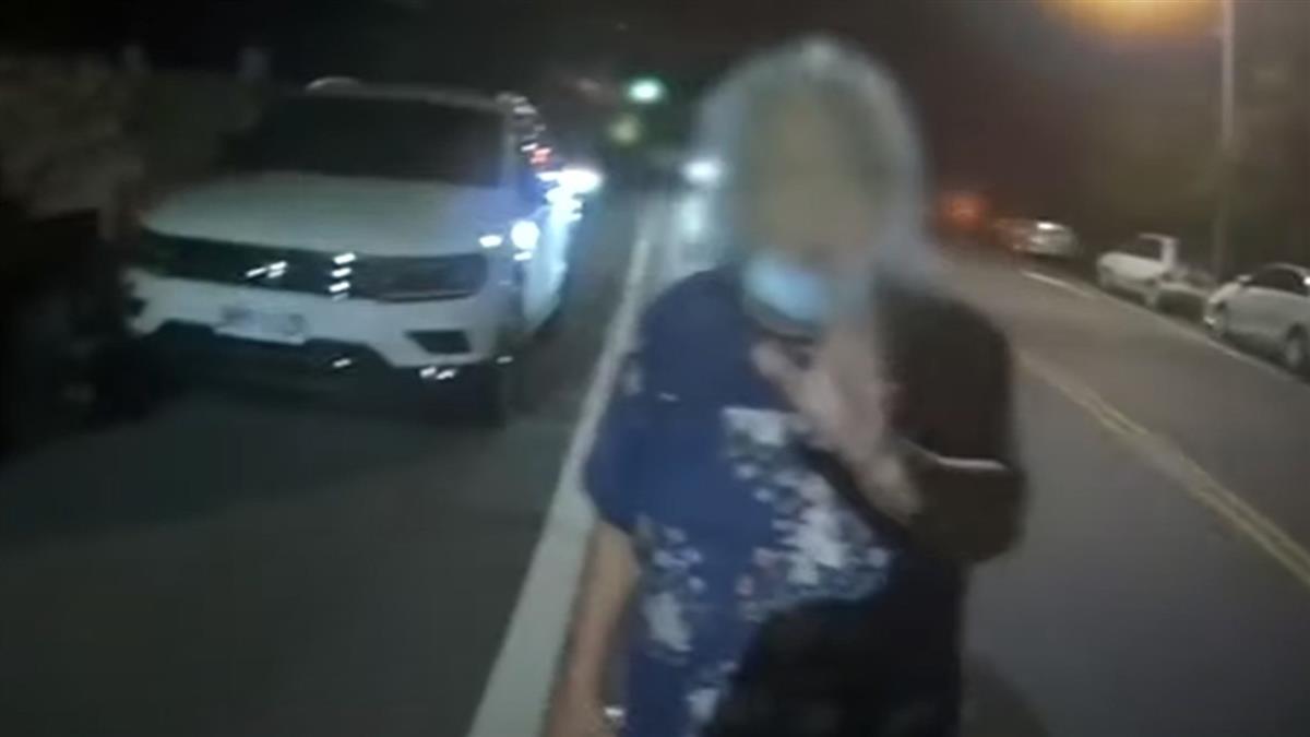 8旬婦深夜外出咆哮 警安撫陪走20分鐘路