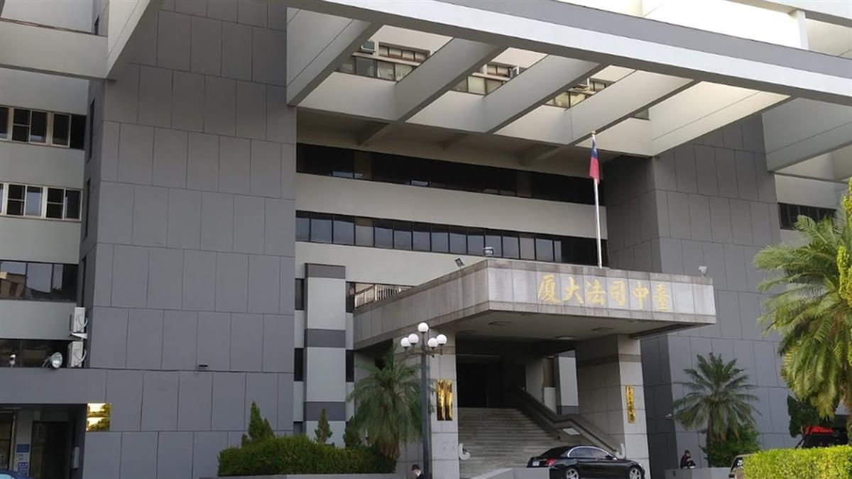 狂砍7年前女友！媽媽嚇壞壓制 衝動男下秒被爆蛋