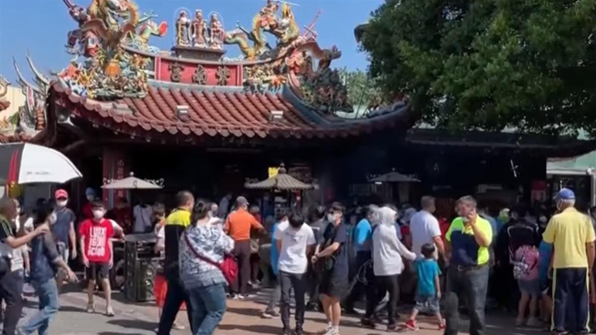 連假紫南宮大爆滿 遊客「擠成人牆」求財、還願