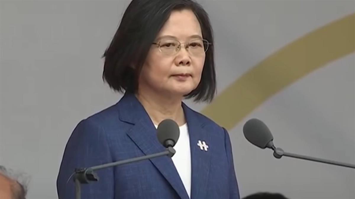 國慶大典政要互動 馬未戴國慶口罩 自備國旗罩