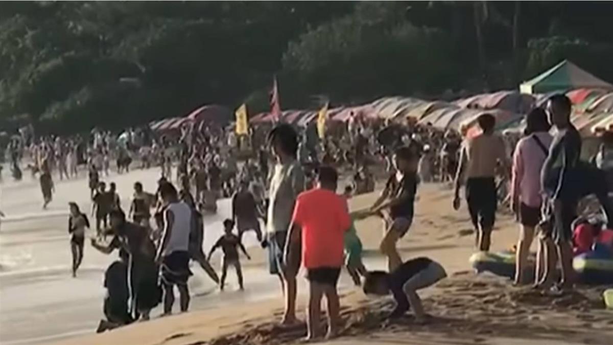 國慶日墾丁湧人潮 衝浪客趁颱風前龜山衝浪