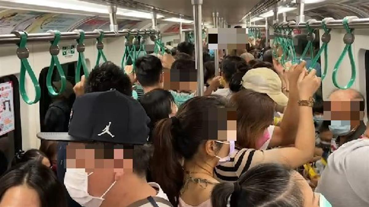 國慶焰火超夯 大批遊客湧入高雄擠爆捷運