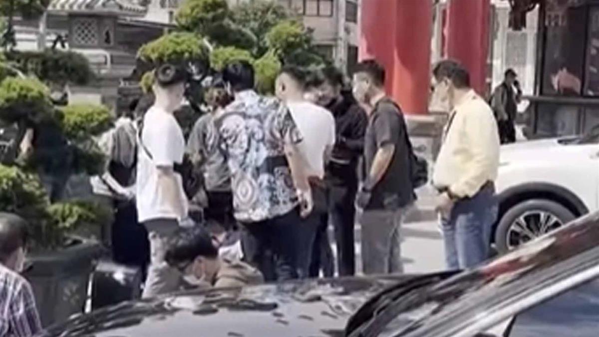 桃警跨區到台東廟前抓槍毒 街頭壓制2嫌