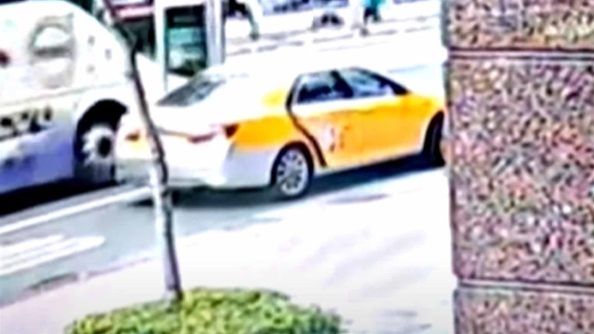 獨／拒付千元車資！ 男持利器作勢攻擊、狂追運將