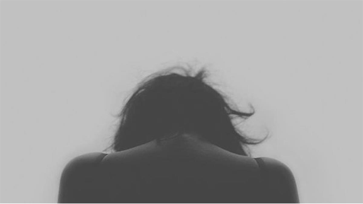 人妻偷吃被抓包！公開鞭刑打17下 被打到痛苦趴地