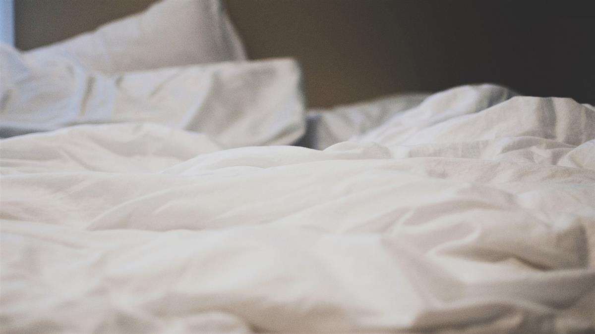 公公房間傳叫聲！人妻開門驚見「床上兩團肉色」崩潰：是鄰居阿姨