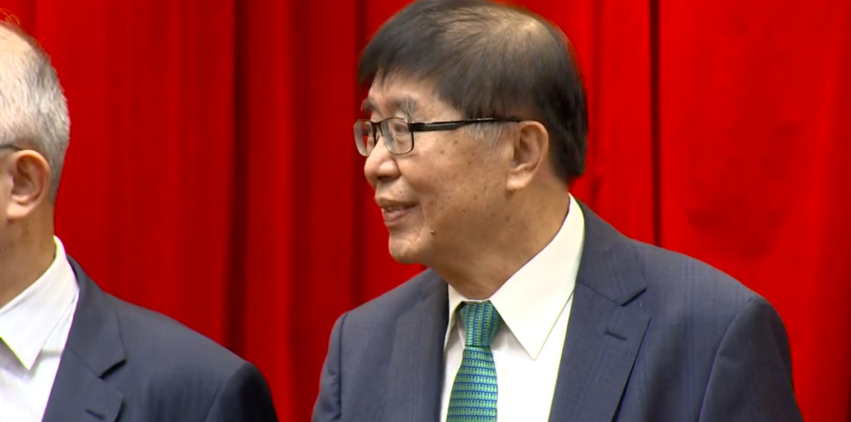 健保署長十指緊扣「乾女兒」 女律師1句話打臉