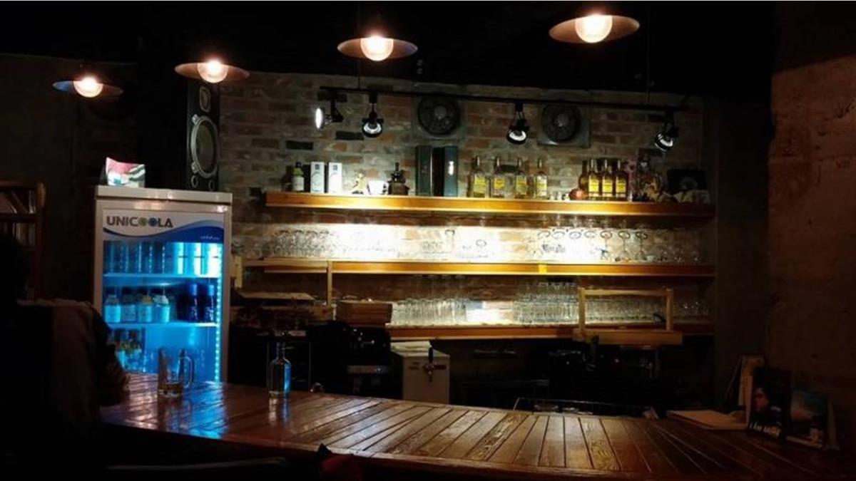 酒吧驚傳鬧鬼！玻璃杯突爆裂 這幕更恐怖：現場沒小孩