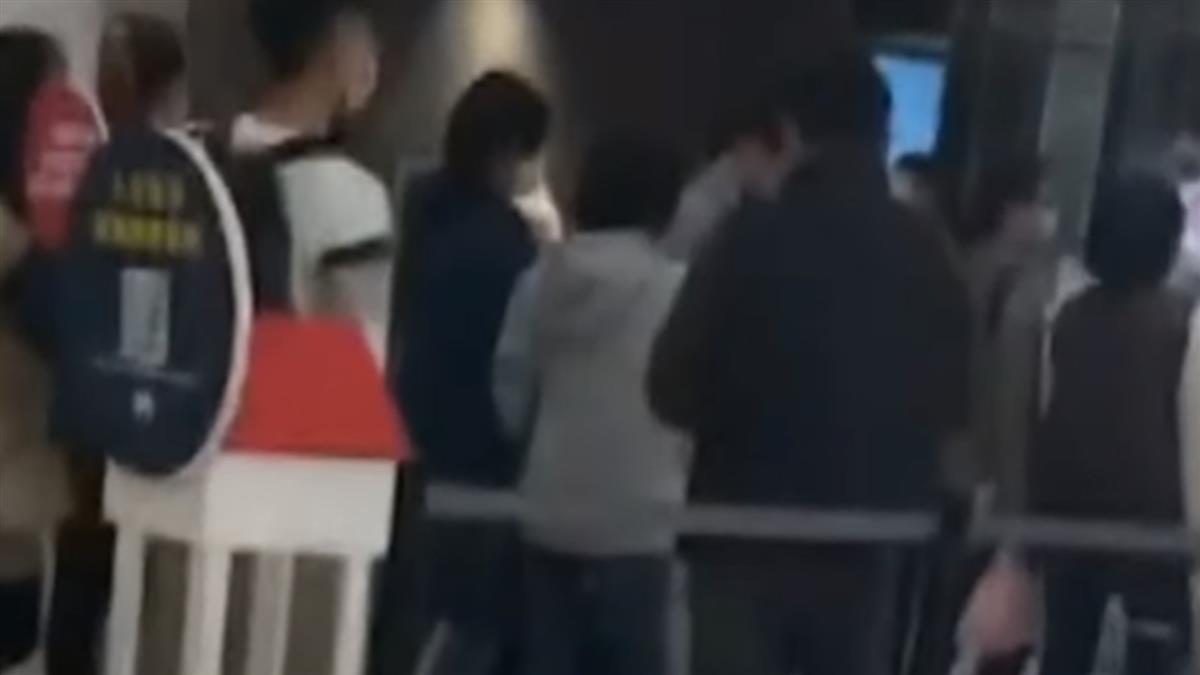 Check in等8小時！上百人排到深夜 飯店告知：房間還沒整理好