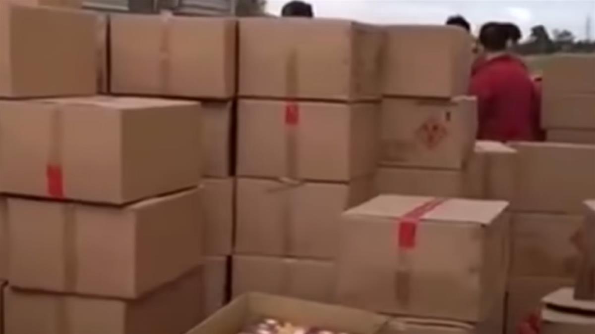 鐵皮倉偷囤4.3公噸爆竹 百警消搬20小時才清空