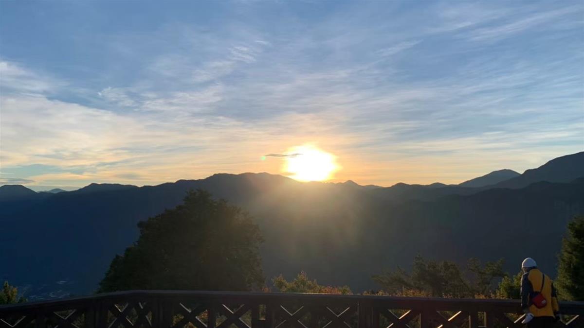 2022年第一道曙光閃耀玉山群峰  驚豔阿里山遊客