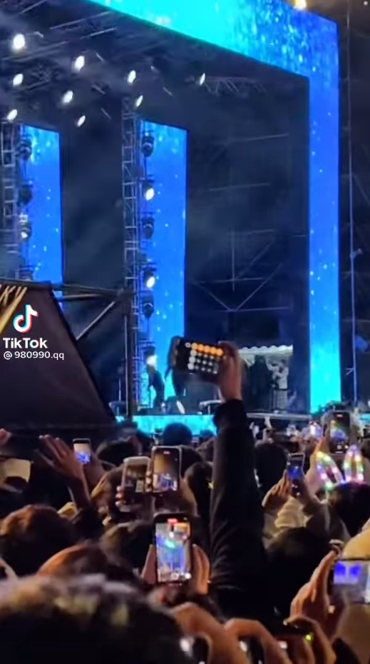 跨年嗨倒數！前方觀眾手機跳出一幕 網笑噴：開年第1秒就後悔